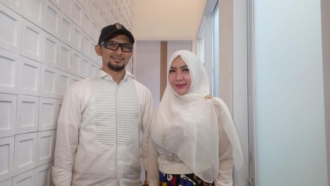 Roro Fitria dan Andre Irawan resmi bercerai yang putusannya didengarkan langsung oleh keduanya di PA Jakarta Selatan, Selasa (6/12).