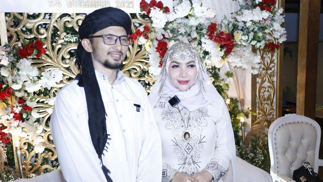 Kisruh Roro Fitria curhat sang suami tari telanjang depan foto ibu hingga bantahan Andre Irawan meledek mendiang mertuanya itu.