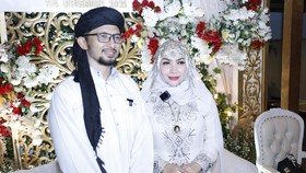 Roro Fitria Blak-blakan Soal Suami Tari Telanjang Depan Foto Ibu