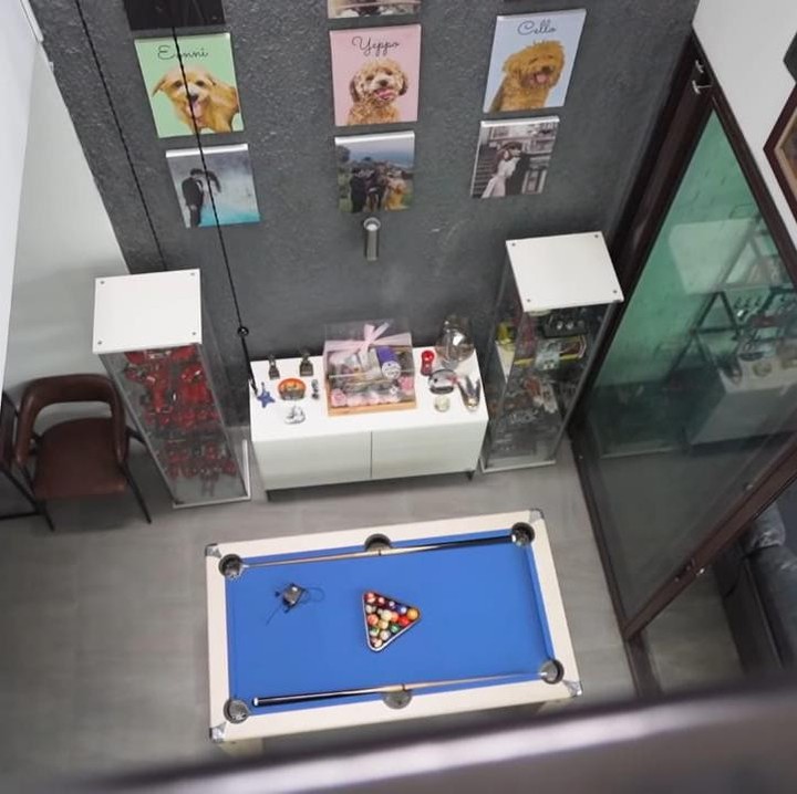 <p>Saat memasuki rumahnya pertama kali, Bunda akan disambut dengan meja billiard yang sering dipakai oleh Hito dan teman-temannya saat berkunjung. (Foto: YouTube BW.)</p>