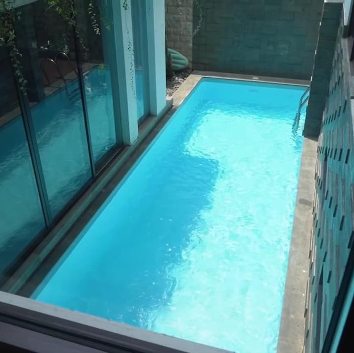 <p>Rumah super nyaman pasangan yang satu ini semakin lengkap dengan adanya kolam renang yang cukup panjang, lho, Bunda. (Foto: YouTube BW.)</p>