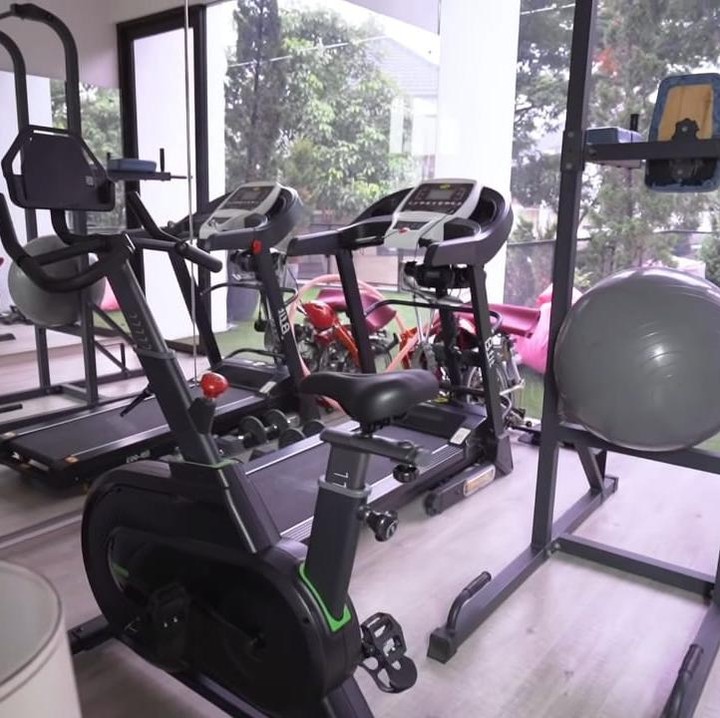 <p>Di lantai atas, Felicya dan Hito memiliki satu ruang khusus untuk tempat gym mereka. Isinya lengkap sekali, lho, Bunda. (Foto: YouTube BW.)</p>