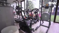 <p>Di lantai atas, Felicya dan Hito memiliki satu ruang khusus untuk tempat gym mereka. Isinya lengkap sekali, lho, Bunda. (Foto: YouTube BW.)</p>