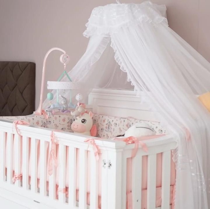 <p>Selain itu, Felicya dan Hito juga memperlihatkan kamar Si Kecil Graziella Bible Emmanuela yang penuh dengan warna merah muda dan putih. (Foto: YouTube BW.)</p>