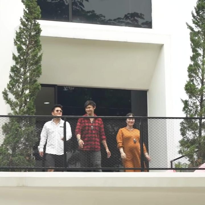 <p>Mereka juga memiliki balkon dengan teras yang cukup luas, cocok sekali untuk tempat bersantai, ya, Bunda. (Foto: YouTube BW.)</p>