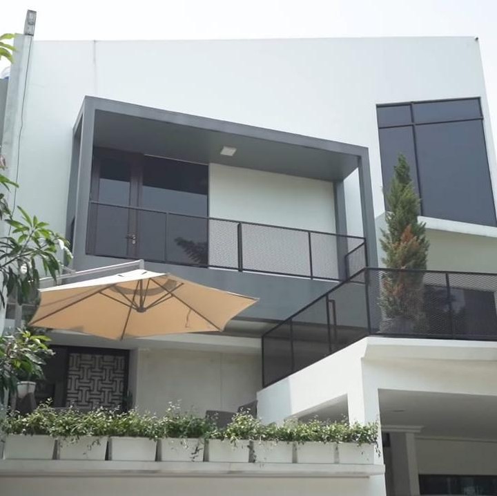 <p>Setelah menikah, Felicya Angelista dan Caesar Hito memutuskan untuk tinggal berdua di rumah minimalis, elegan, dan super nyaman. Inilah tampilan depan rumah keluarga kecil Felicya, punya tempat bersantai di depan teras rumahnya. (Foto: YouTube BW.)</p>