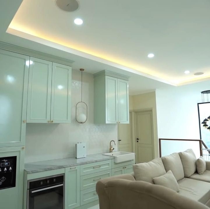 <p>Rumah yang baru saja ditempatinya kurang lebih satu tahun ini memiliki konsep yang cukup unik, lho, Bunda. Fitri Tropica dan sang suami membuat sebuah mini kitchen set di ruang tamunya. Namun, itu bukanlah dapur yang sebenarnya, melainkan tempat untuk membuat konten. (Foto: YouTube The Sungkars)</p>