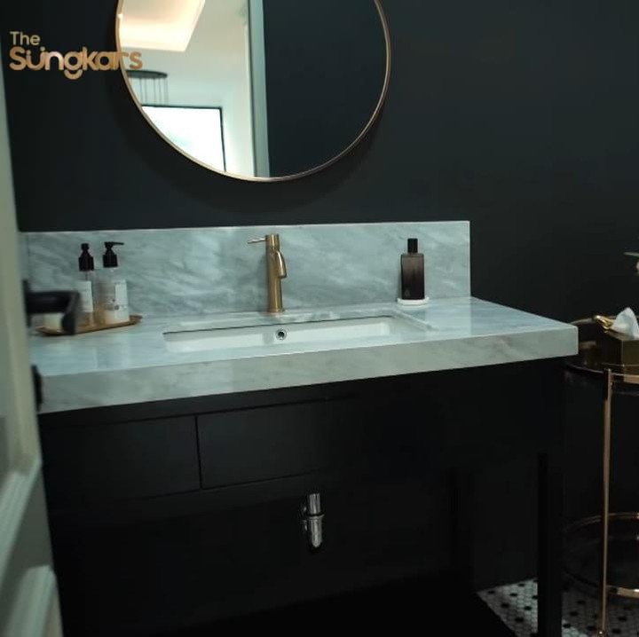 <p>Di area ruang tamu, Fitri menyediakan dua kamar mandi, kamar mandi kering hanya untuk tamu dan kamar mandi basah yang digunakan untuk mandi. (Foto: YouTube The Sungkars)</p>