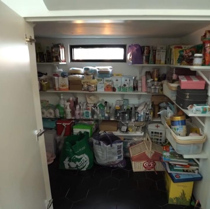 <p>Tepat di bawah tangga, Fitri memanfaatkan ruang kosongnya untuk membuat lemari penyimpanan stok kebutuhan rumah tangganya, lho, Bunda. Semuanya tertata dengan rapi, lho, Bunda. (Foto: YouTube The Sungkars)</p>