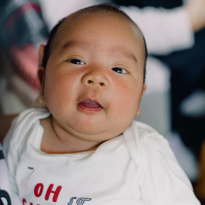 <p>Di usia baby Sanne yang kini sudah 3 bulan, banyak yang menyebut jika Sanne begitu mirip dengan sang ayah. <em>"Muka nya bapak ariel banget kak,"</em> tulis komentar akun @giswi******. (Foto: Instagram/dea_ananda)</p>