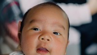 <p>Di usia baby Sanne yang kini sudah 3 bulan, banyak yang menyebut jika Sanne begitu mirip dengan sang ayah. <em>"Muka nya bapak ariel banget kak,"</em> tulis komentar akun @giswi******. (Foto: Instagram/dea_ananda)</p>