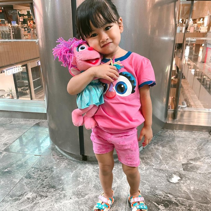 <p>Saat sedang jalan-jalan, Zunaira enggak lupa membawa boneka Abby kesayangannya. Zunaira juga memakai baju bergambar Abby, Bunda. (Foto: Instagram/syahnazs)</p>