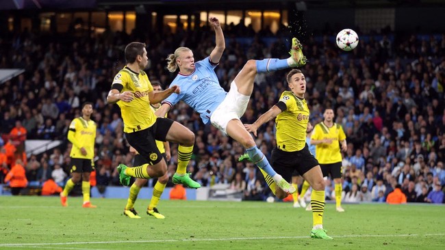 Legenda bek Manchester United Japp Stam membagikan cara menghentikan penyerang Manchester City Erling Haaland.