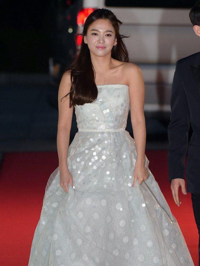 Penampilan ikonik Song Hye Kyo di Baeksang Arts Awards tahun 2016 pun tetap menjadi favorit hingga kini, Beauties. Sang aktris tampil cantik dalam balutan half-ponytail serta tube dress berwarna silver kebiruan./ Foto: pinterest.com