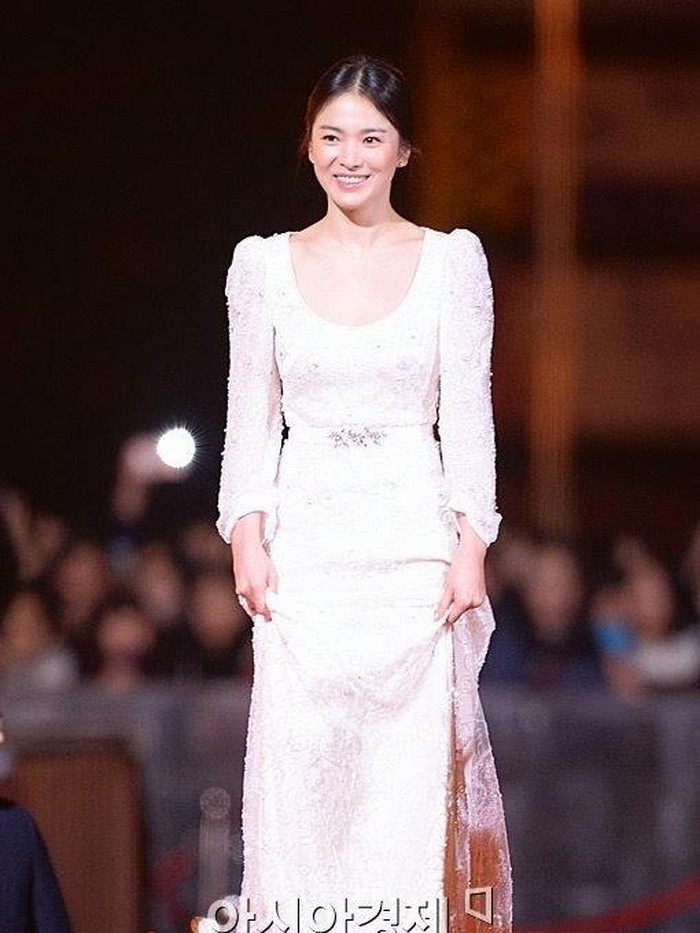 Masih dalam balutan busana berwarna putih, Song Hye Kyo tampil elegan di red carpet APAN Star Awards tahun 2013 lalu./ Foto: sunshineemine.blogspot.com