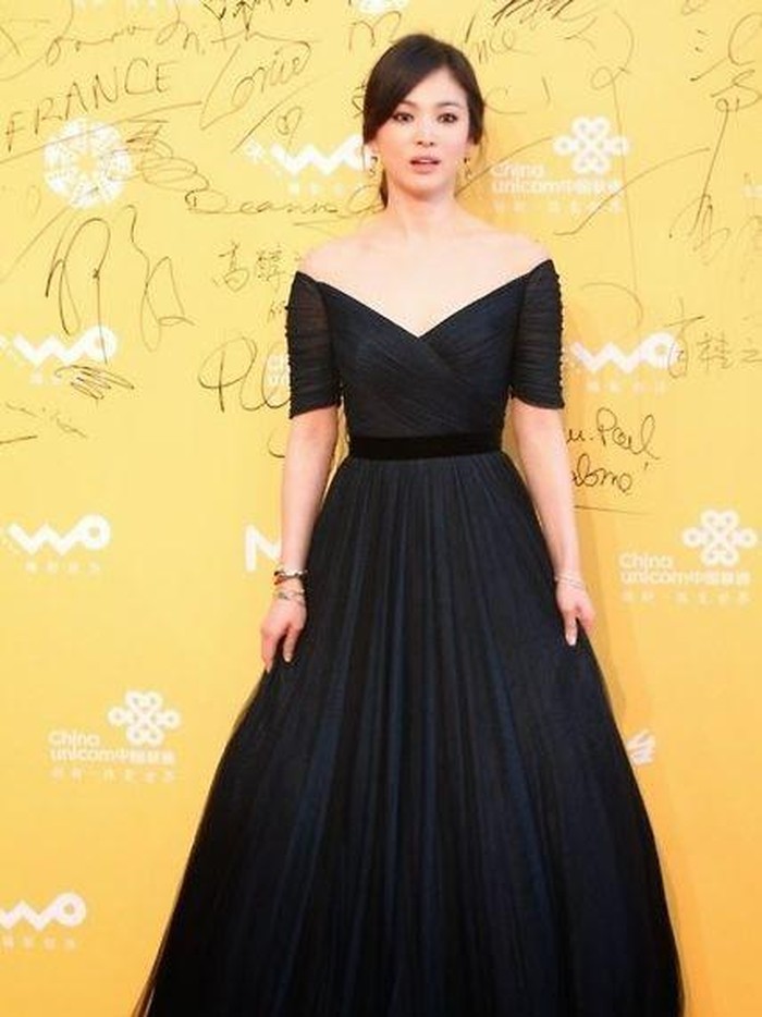 Beralih ke warna hitam, sang aktris tampil memesona dalam balutan shoulder-off dress dengan gaya smokey eyes makeup di red carpet Beijing International Festival yang ke-4./Foto: koreaboo.com