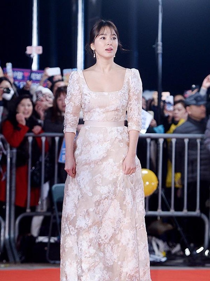 Song Hye Kyo menuai atensi publik saat menghadiri red carpet dalam balutan gaun bermotif brokat dengan model square neck. Tak ketinggalan, riasan natural serta sepasang anting yang cantik pun turut melengkapi penampilannya./ Foto: Dispatch