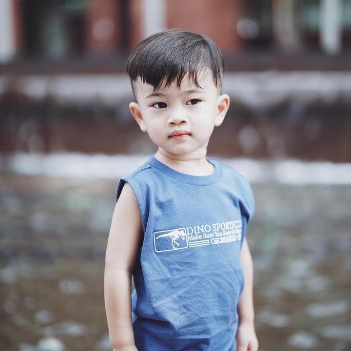 <p>Ternyata, jagoan kecil Syahnaz dan Jeje enggak mau kalah dengan papanya, Bunda. <em>“Zayn yg skarang manggil dirinya sendiri adalah jaja, muka sih mirip papa jeje, tp nama panggilan masa harus mirip juga!!”</em> tulis Syahnaz. (Foto: Instagram/syahnazs)</p>