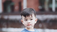 <p>Ternyata, jagoan kecil Syahnaz dan Jeje enggak mau kalah dengan papanya, Bunda. <em>“Zayn yg skarang manggil dirinya sendiri adalah jaja, muka sih mirip papa jeje, tp nama panggilan masa harus mirip juga!!”</em> tulis Syahnaz. (Foto: Instagram/syahnazs)</p>