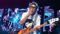 Thomas Bassist GIGI Gratiskan Penyanyi Kafe Bawakan Lagunya, Ini Syaratnya