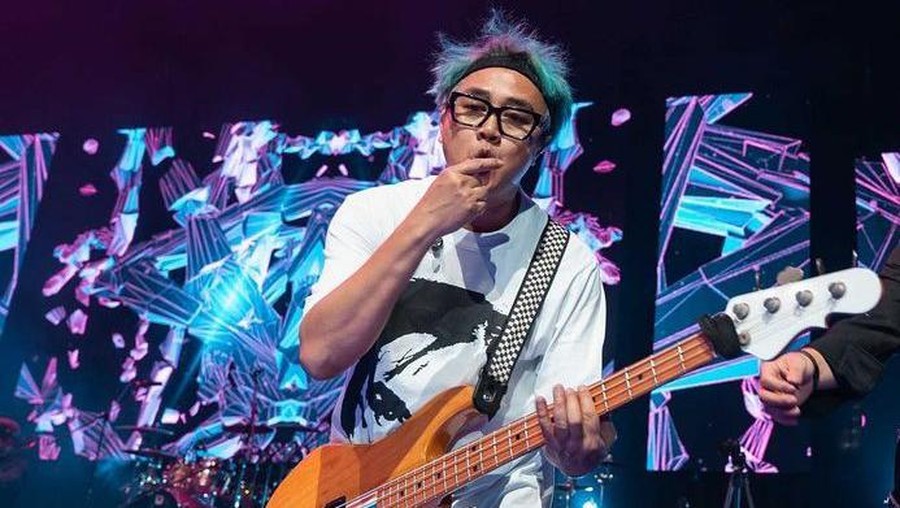 Thomas Ramdhan dengan bass Music Man Thomas Ramdhan dengan bass Music Man