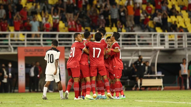 Rombongan pemain Timnas Indonesia U-20 tak lupa memanjatkan doa saat salat Jumat jelang melawan Hong Kong pada laga kedua Kualifikasi Piala Asia U-20.