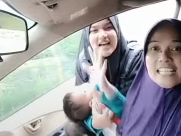 Emak-emak Merengek Minta Maaf Usai Ngamuk & Ludahi Sopir Taksi Online