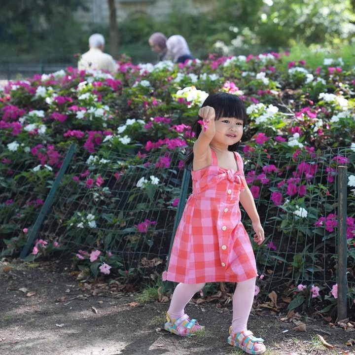 <p>Zunaira terlihat cantik mengenakan <em>dress</em> kotak-kotak <em>pink</em> dengan <em>stocking</em> warna senada. Ini potret Zunaira waktu berlibur di Paris. Gemas banget ya, Bunda. (Foto: Instagram/syahnazs)</p>