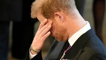 img-title Bukan Keluarga, Pangeran Harry Tahu Ratu Elizabeth Meninggal dari Media