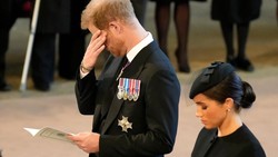 7 Momen Emosional Pangeran Harry Beri Penghormatan Terakhir Ratu Elizabeth II