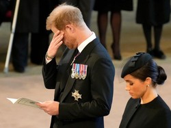 7 Momen Emosional Pangeran Harry Beri Penghormatan Terakhir Ratu Elizabeth II