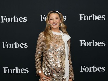 img-title 7 Potret Blake Lively Tampil Perdana Pamer Perut Buncit Hamil Anak ke-4