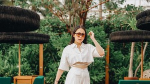 Outfit Putih Ala Artis Indonesia yang Bisa Jadi Inspirasi Saat Liburan ke Bali