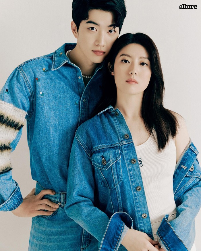 Allure magazine edisi September juga menampilkan couple baru Nam Ji Hyun dan Kang Hoon dalam drama Little Women. Pada pemotretan tersebut keduanya tampil dengan tema casual, dalam balutan denim yang serasi. (Foto: Instagram/Allure Korea)