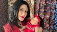 7 Potret Baby Alisha Anak Keempat Aliya Rajasa, OOTD Cantik di Usia 1 Bulan