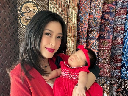 7 Potret Baby Alisha Anak Keempat Aliya Rajasa, OOTD Cantik di Usia 1 Bulan