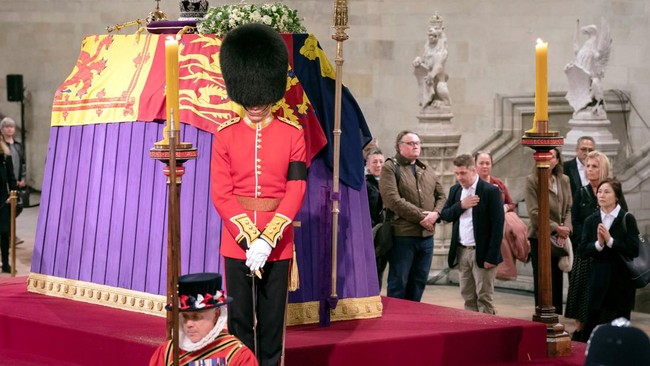 FOTO: Warga Inggris Melayat Ratu Elizabeth, Antrean Lebih dari 10 Km