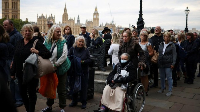 Seorang WNI yang ada di Inggris mencoba untuk melayat ke Ratu Elizabeth, tapi ia mesti antre selama 15 jam dan hanya bisa melayat selama tiga menit.