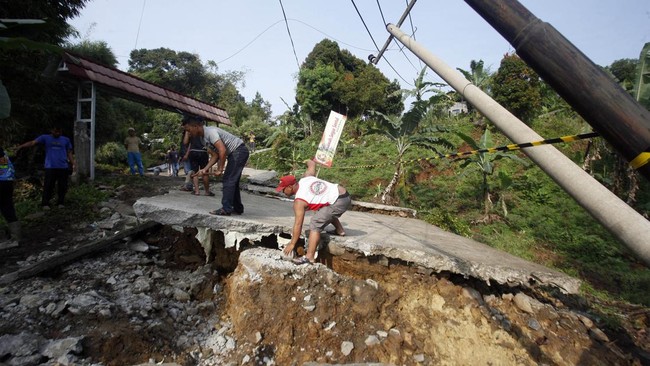 FOTO: Tanah Bergerak Mengoyak Rumah dan Jalan di Bojong Koneng Bogor