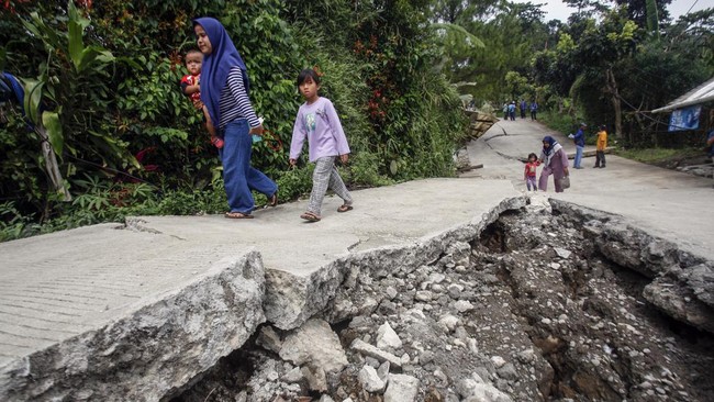 Warga Bojong Koneng yang terdampak harap-harap cemas atas kehidupan mereka ke depan usai wilayahnya diguncang tanah bergerak.