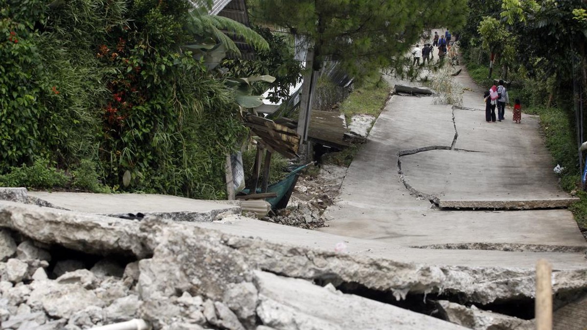 FOTO: Tanah Bergerak Mengoyak Rumah dan Jalan di Bojong Koneng Bogor