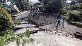 FOTO: Tanah Bergerak Mengoyak Rumah dan Jalan di Bojong Koneng Bogor
