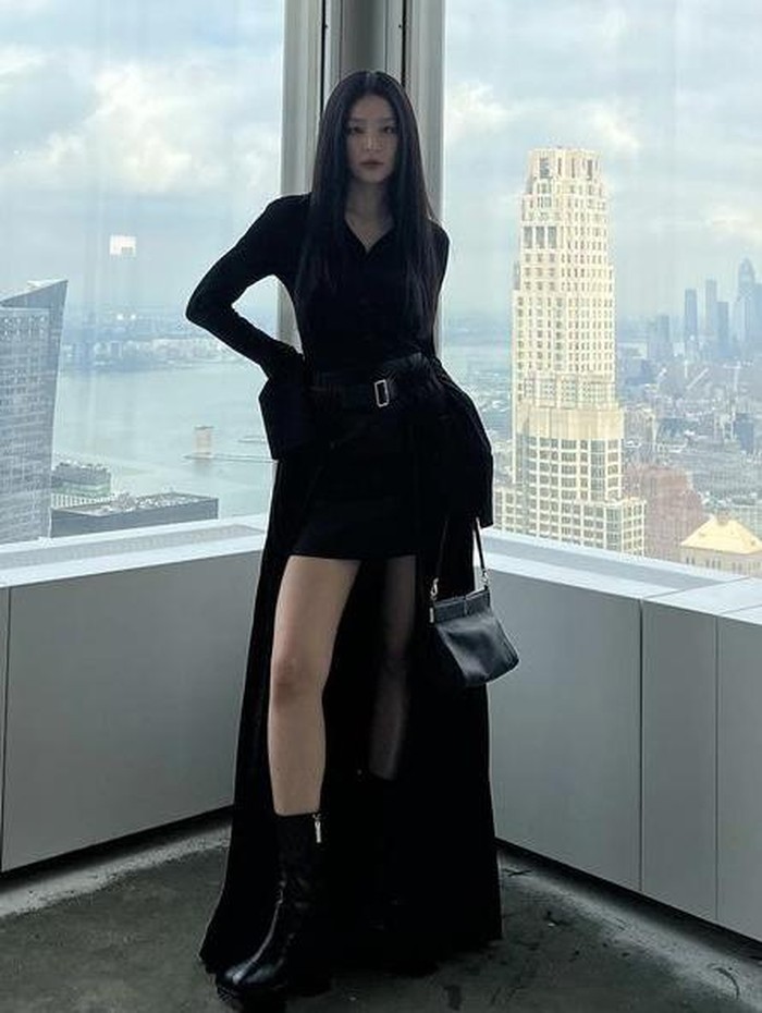 Busana yang dipakai Seulgi memiliki desain yang simpel, namun terlihat elegan./ foto: instagram.com/hi_sseulgi