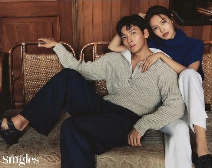 Chemistry yang apik juga ditampilkan oleh Soo Young dan Ji Chang Wook dalam drama terbaru mereka If You Wish Upon Me. Kesan pasangan yang serasi juga mereka tunjukkan dalam pemotretan dengan majalah Singles edisi September. (Foto: Instagram/Ji Chang Wook)
