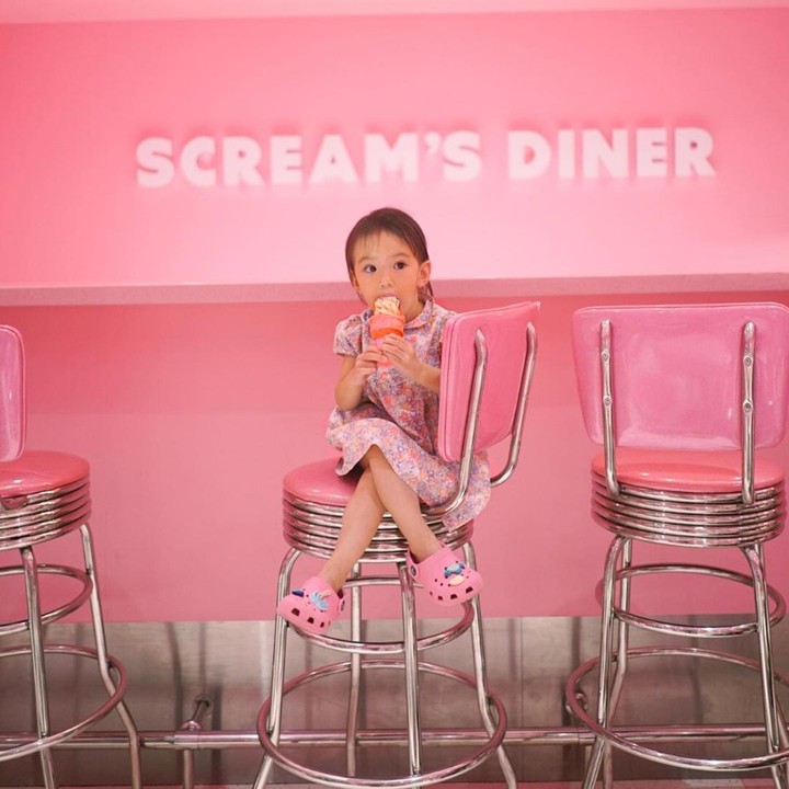 <p>Claire yang lahir pada 12 Februari 2020 ini sudah pandai berpose, ya, Bunda. Lihat saja betapa menggemaskannya Claire berpose sambil makan es krim. (Foto: Instagram/shandyaulia)</p>