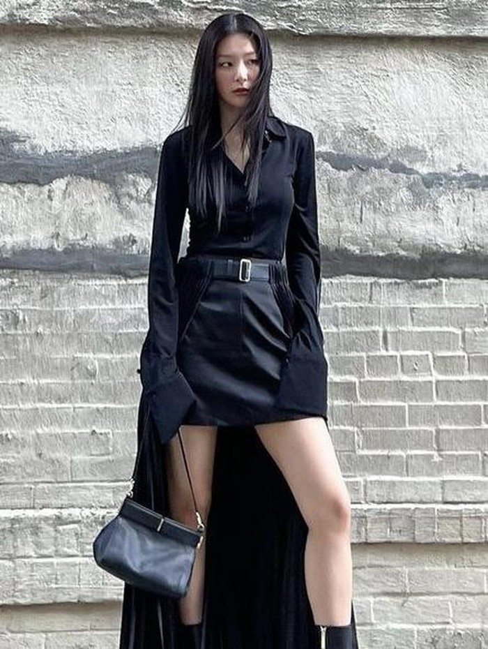 Dalam acara tersebut, Seulgi terlihat memakai koleksi terbaru dari desainer Peter Do yang didominasi dengan warna hitam./ foto: instagram.com/hi_sseulgi