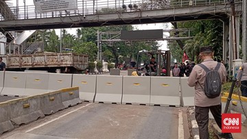 Ada Demo BBM, Polisi Pasang Penghalang Berlapis Lagi Dekat Istana