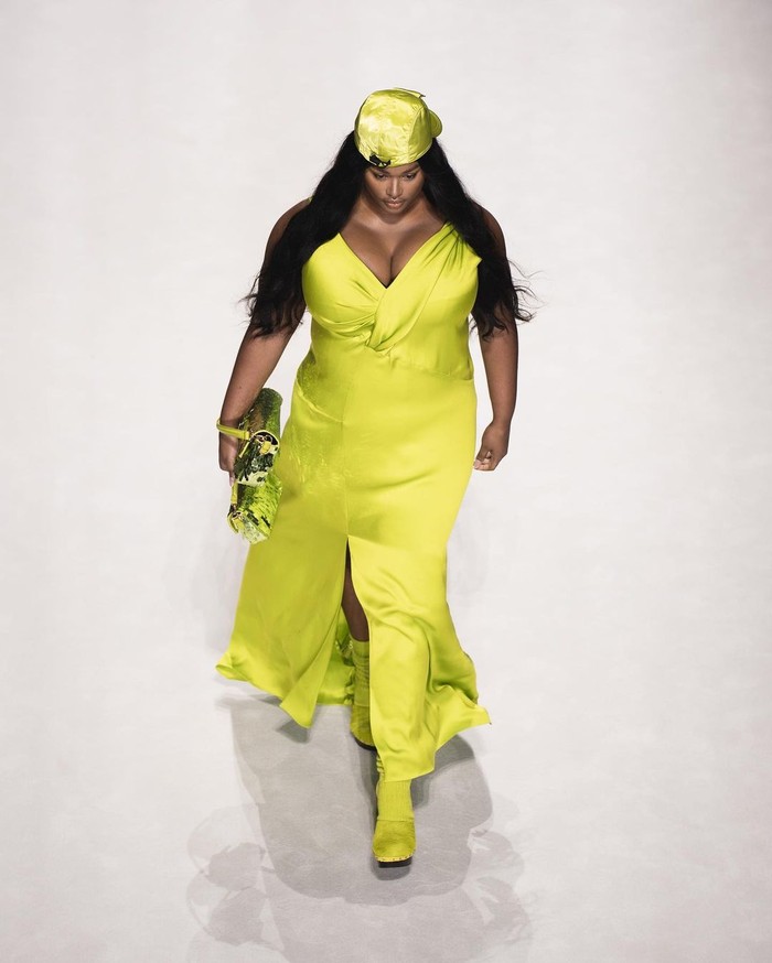 Model plus size di show Fendi/