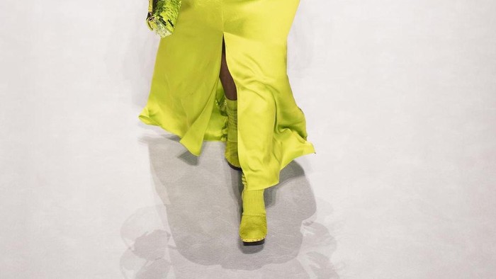 Model plus size di show Fendi/