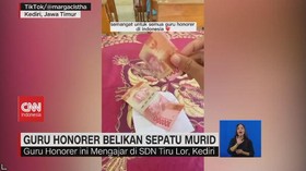VIDEO: Guru Honorer dengan Gaji 200.000/bulan Belikan Sepatu Murid